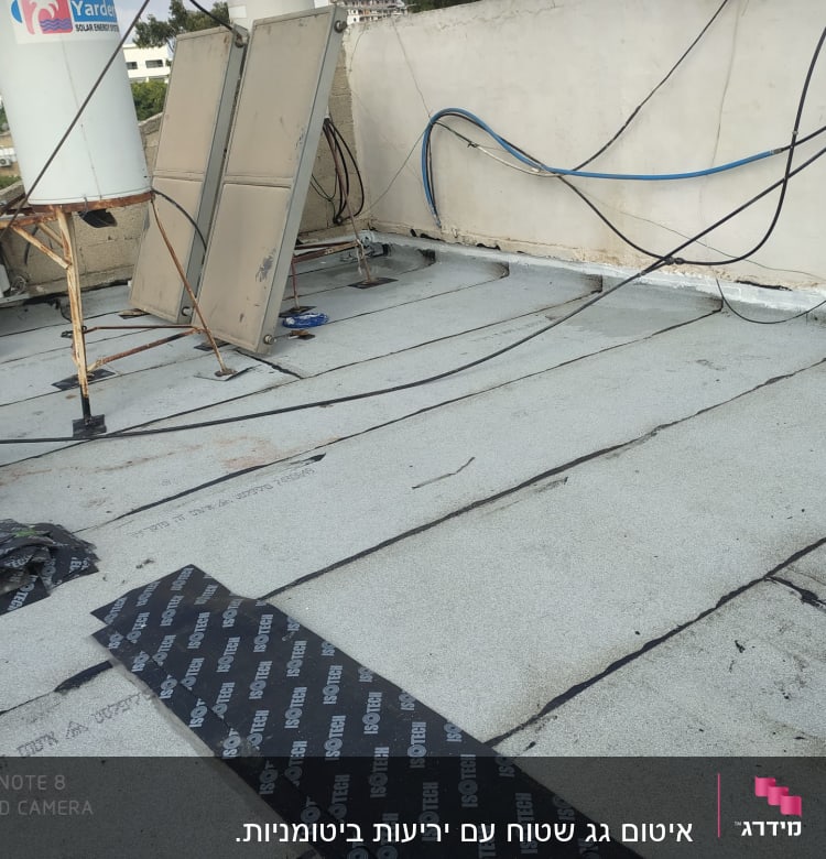 יריעות איטום על גג עם חיבורים גלויים